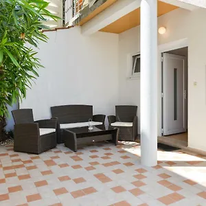 Mandic With Parking Appartement